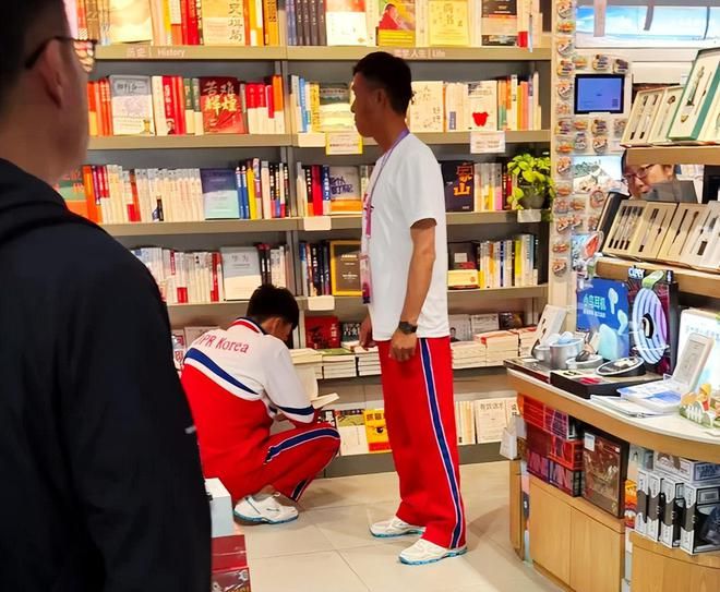 朝鲜运动员罕见逛书店专注翻阅书籍满怀好奇心玩转数码产品(图1)