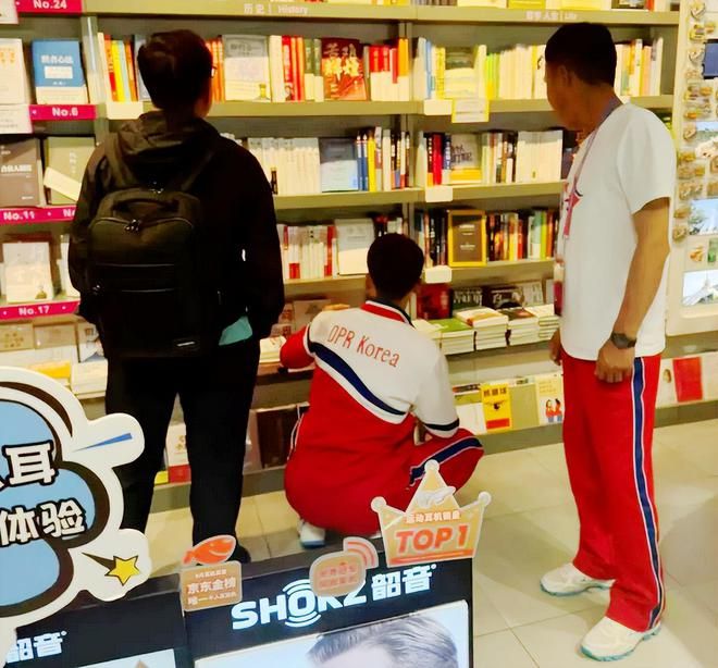 朝鲜运动员罕见逛书店专注翻阅书籍满怀好奇心玩转数码产品(图3)